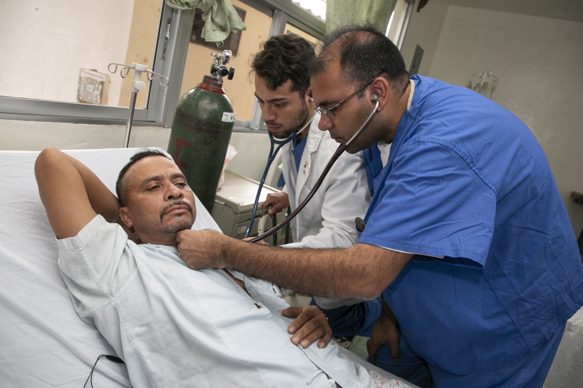 2 physicians examine a patient