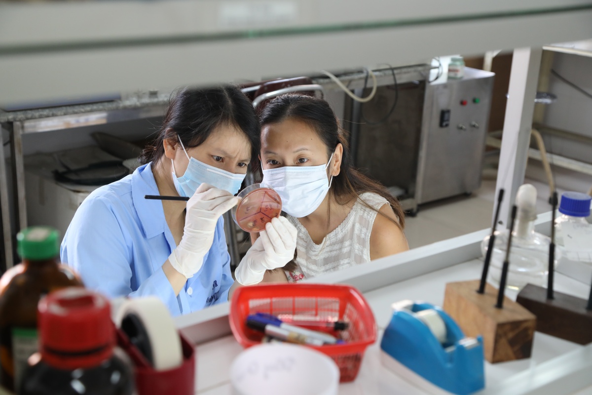 two women researchers in a lab