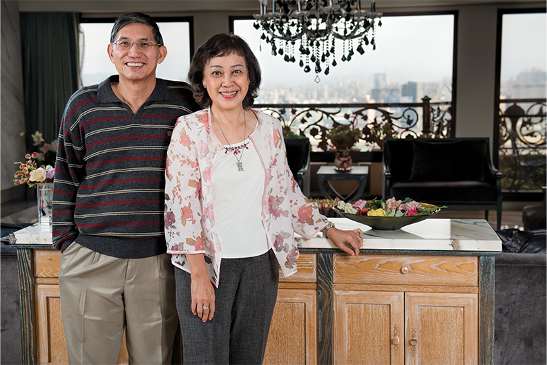 Y.T. and Alice Chen in their home