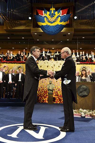 Robert Lefkowitz receiving the Nobel Prize from the King of Sweden at the Nobel Ceremony