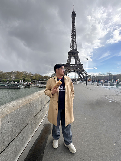 Man standing in front of Eifel tower