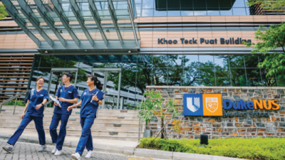 Students in front of the Duke-NUS Medical School