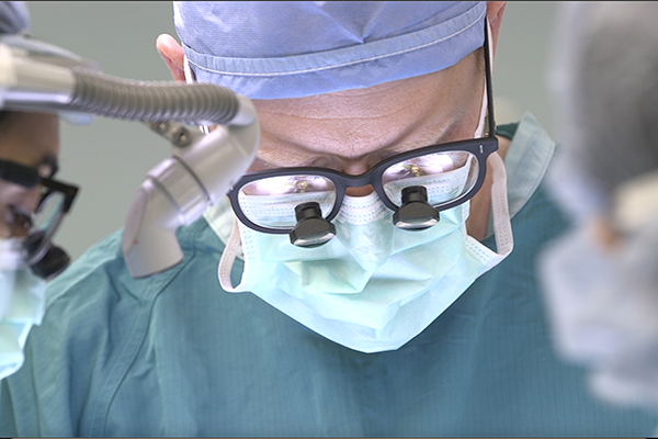 Dr. Southwell in Mask & PPE in Surgery