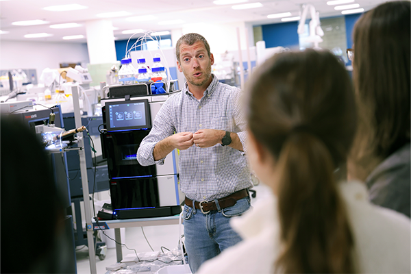 Erik Soderblom, PhD giving a tour of a lab