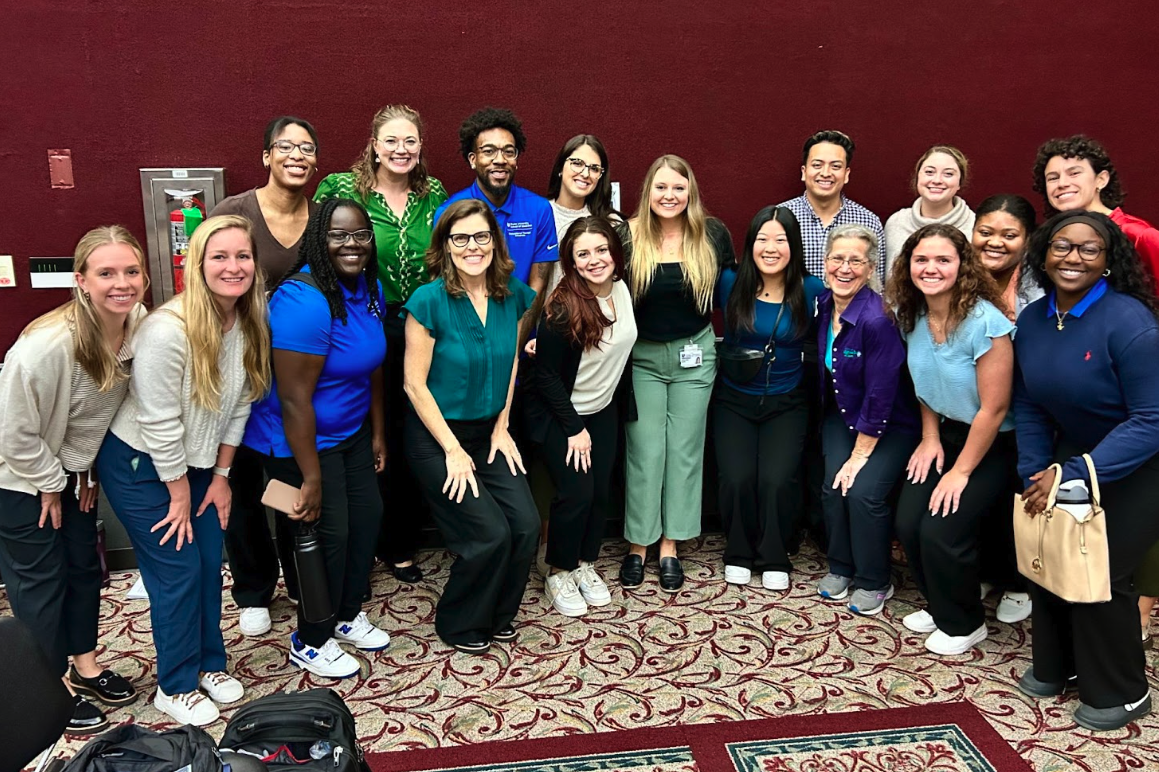 more than a dozen students posing for a photo