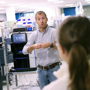 Erik Soderblom, PhD giving a tour of a lab