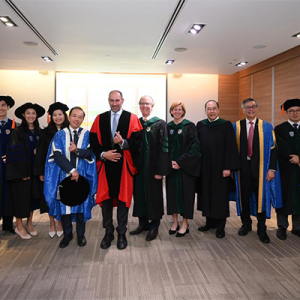 Guest-of-Honour US Ambassador to Singapore His Excellency Mr Jonathan Kaplan poses for a photo with graduating students and Duke, NUS, Duke-NUS and SingHealth leaders
